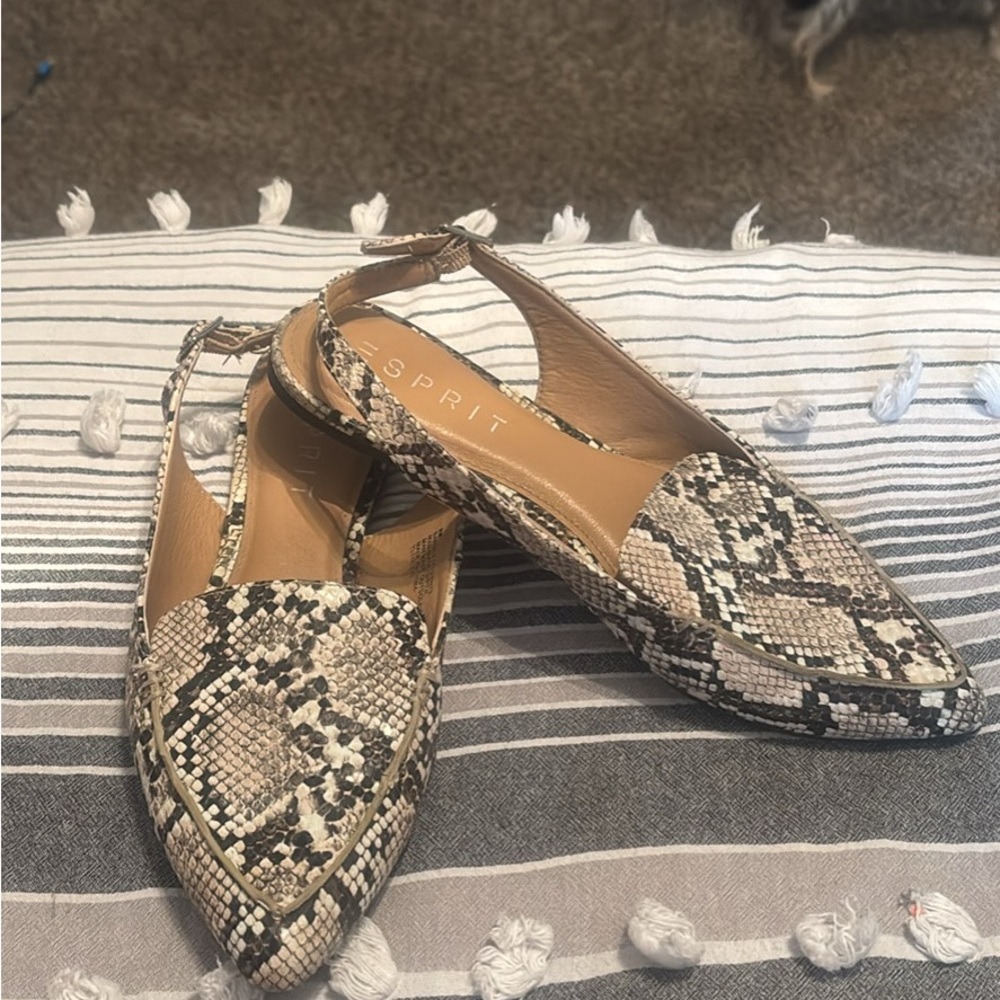Esprit Black and Cream Flats with Elegant Detailing